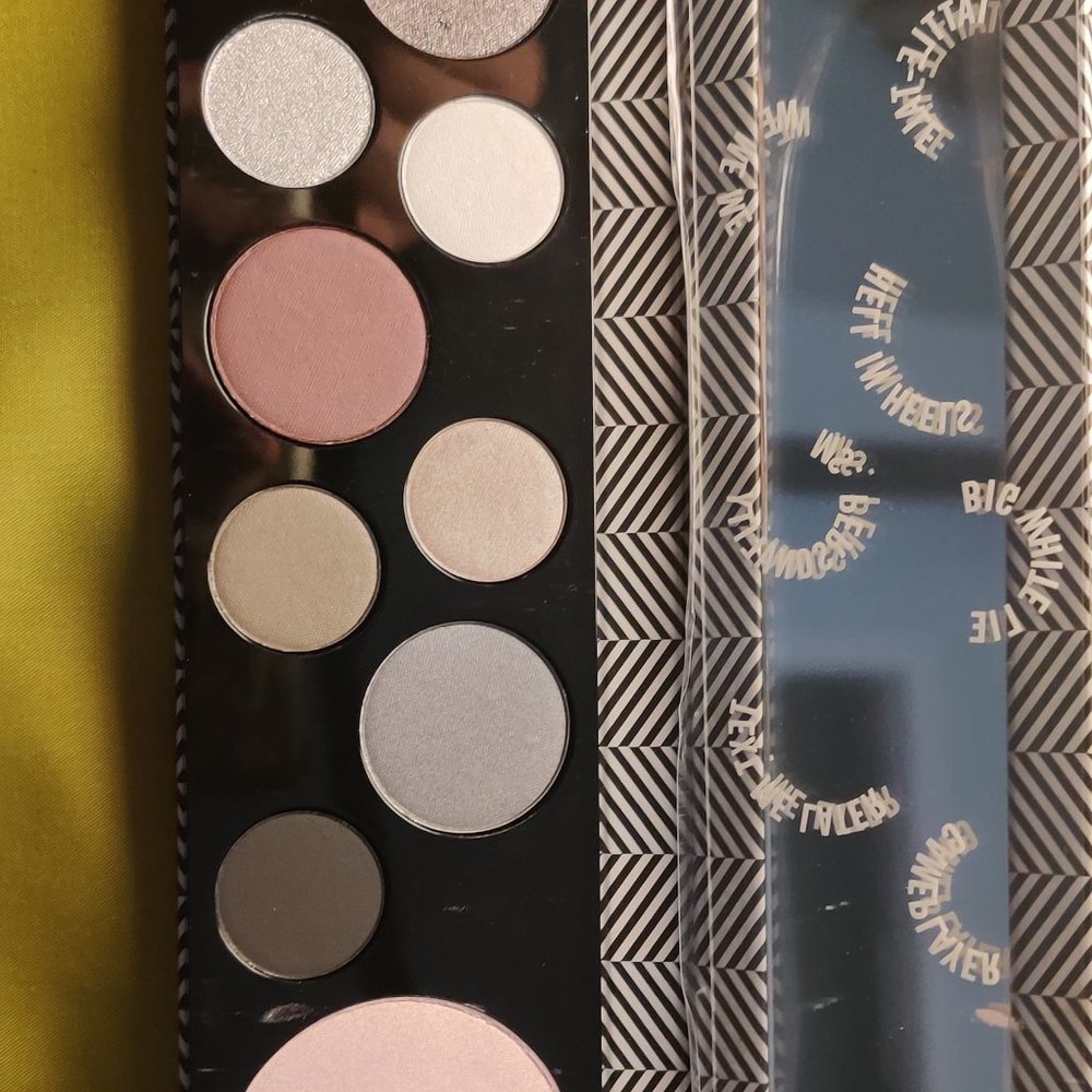 MAC Basic Bitch Eye Shadow Palate